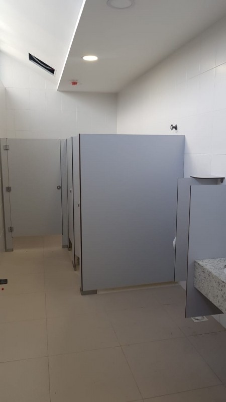 Divisória com Porta para para Chuveiro Manoel Urbano - Divisória com Porta para Escola