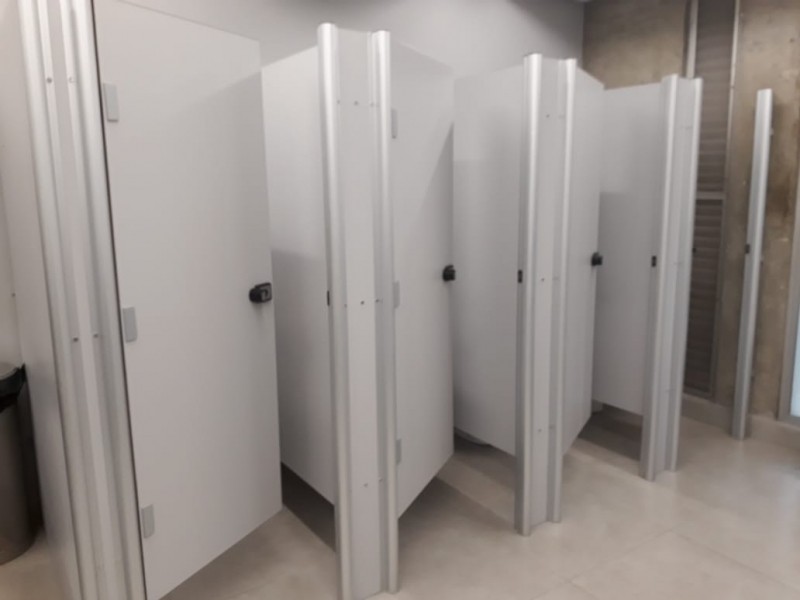 Divisória com Porta para Vestiário Poconé - Divisória com Porta para Escola