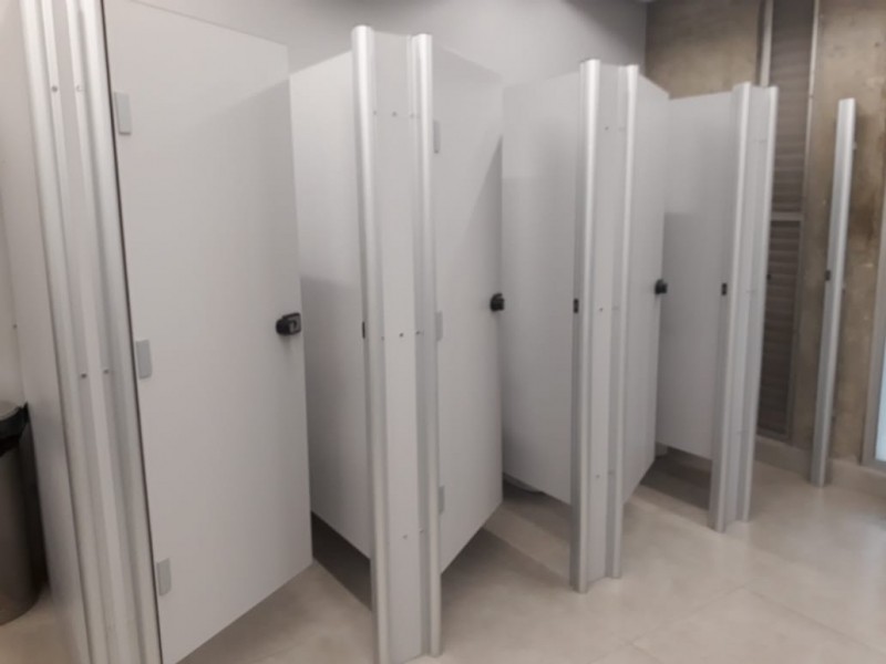 Divisória de Banheiro de Vidro Preços Paraíba - Divisória de Banheiro Público