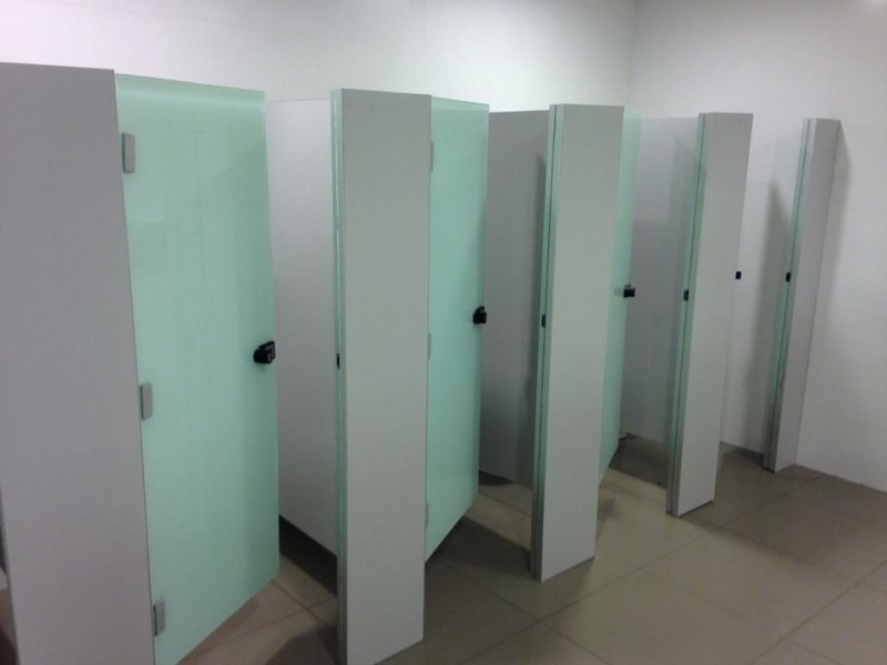 Divisórias para Banheiros em Vidro Patos - Divisória de Banheiro de Universidade
